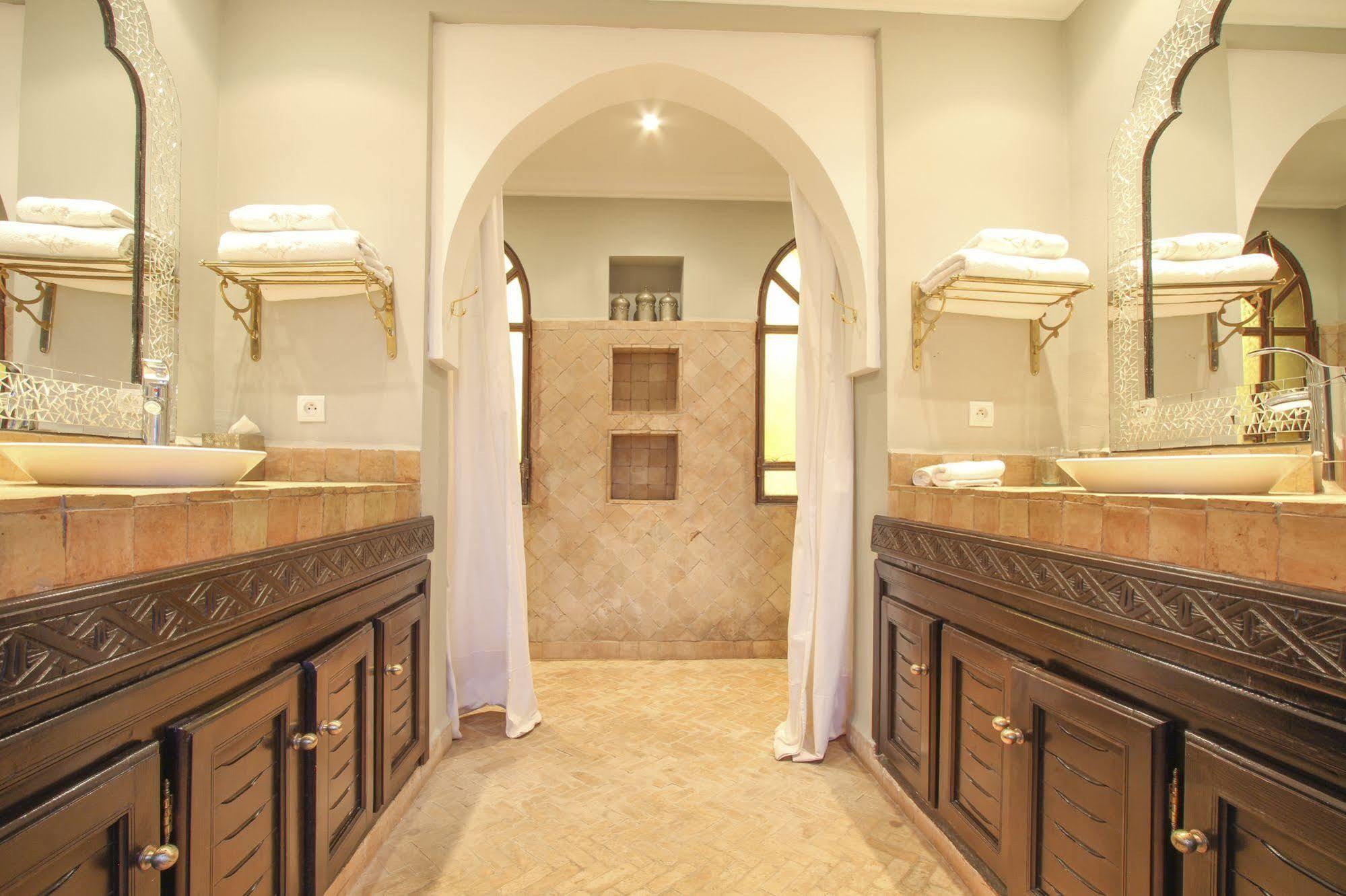 Le Cazar Hotel El Ain ภายนอก รูปภาพ
